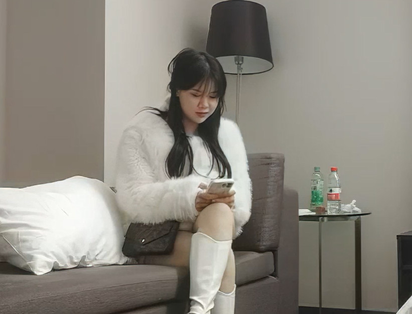白靴美腿肉感美女高清视频[1V/1.1G]