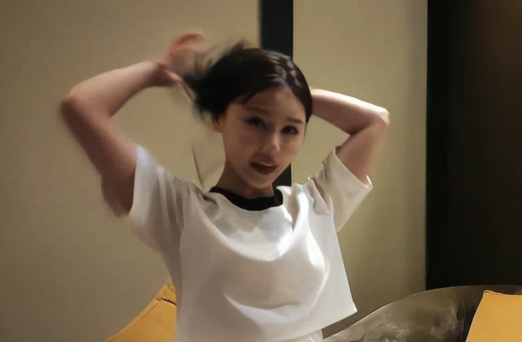 小宝 - 短袖长发美女高清视频[1V/1.1G]