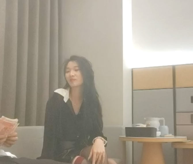 哥现在只是个传说168CM皮短裙